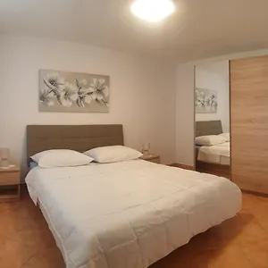 Apartament Tuzlak, Povile
